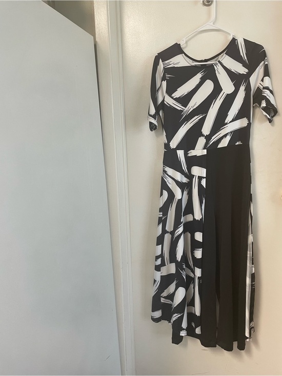 The Unbranded Brand Pants - Black & White Brushstroke Midi Dress - Elegant Contrast